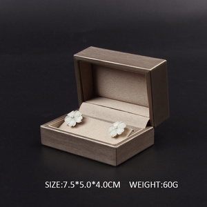 Boîte de présentation de bijoux en bois et cuir avec logo personnalisé, emballage de luxe, organisateur pour bracelet, collier, bague, boucles d'oreilles - Product Image 4