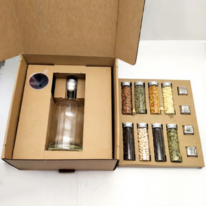 Kit d'infusion d'alcool avec impression UV pour les agences de voyage : infusez votre boisson alcoolisée avec des recettes de cocktails pour créer plus de 70 vodkas aromatisées - Product Image 1