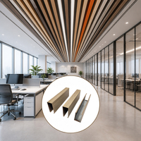 Revestimiento de Techo de Aluminio con Diseño Moderno, Perfil en Forma de U, Acabado con Aspecto de Madera, Revestimiento de Techo Metálico Decorativo Lineal para Vestíbulo de Hotel