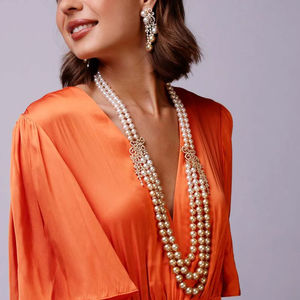 طقم مجوهرات نسائي فاخر بتصميم جديد، قلادة وأقراط وخاتم وسوار ذهبي اللون مرصع باللؤلؤ والزركون - مناسب للعرائس وحفلات الزفاف - Product Image 2