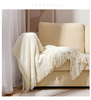 Vente en gros de couvertures tricotées en acrylique doux pour canapé-lit texturé avec logo imprimé personnalisé pour la décoration intérieure de couleur unie
