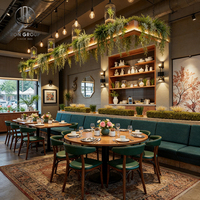 Ensemble de meubles modernes industriels pour café, restaurant, hôtel : table en bois avec pieds métalliques, base en bois, banquette en cuir vert foncé et chaise.