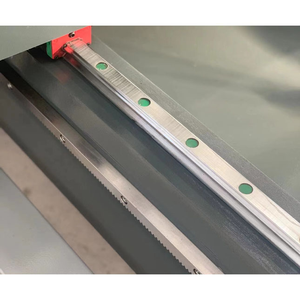 Scie de découpe de précision à double tête CNC intégrée pour la fabrication de fenêtres et de portes en aluminium et PVC - Product Image 4