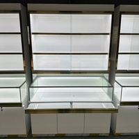 Comptoir d'exposition de bijoux LED blanc brillant OEM avec dos en verre pour la conception de magasins de bijoux sur mesure