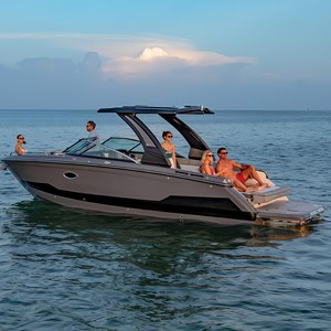 Yate de Lujo Recién Llegado de 30 Pies de Aluminio Tipo Bowrider Deportivo para Ocio, Pesca y Entretenimiento con Motor Fuera de Borda a la Venta - Product Image 2