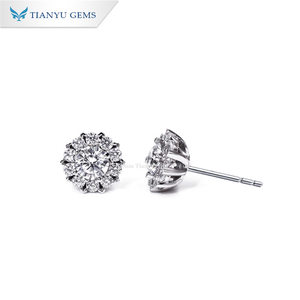 Pendientes de Botón Redondos de Moissanita con Engaste de Cuatro Puntas, Clásicos, Elegantes y de Lujo Ligero, Chapados en Plata y Oro de Tianyu Gems. - Product Image 4