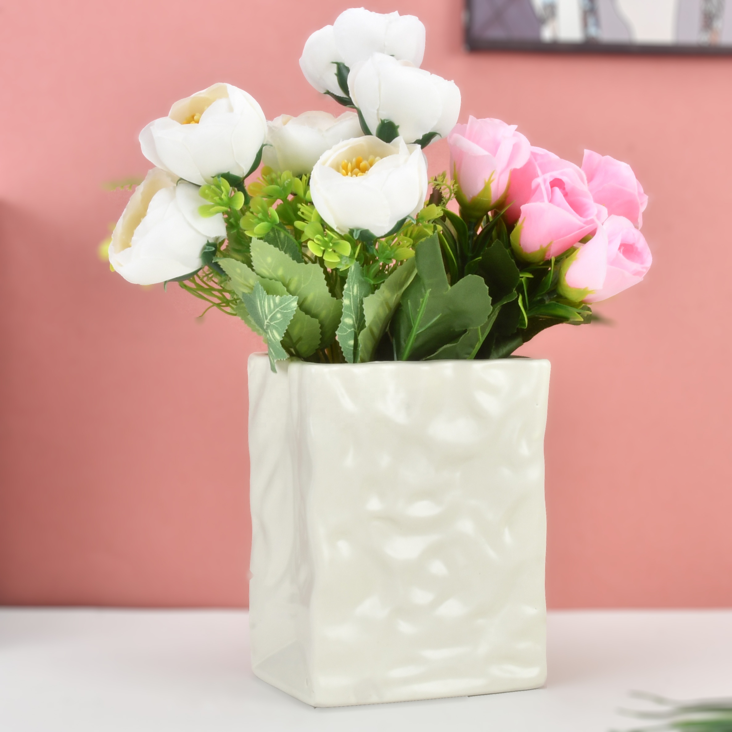 Elegancia atemporal con jarrón de papel artesanales para tu espacio