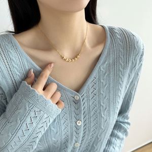 Collar con colgante de cinco círculos con cuentas de superficie pulida y cadena de eslabones chapada en oro de 18 quilates y rodio sobre plata S925, diseño delicado Dylam para mujer - Product Image 2