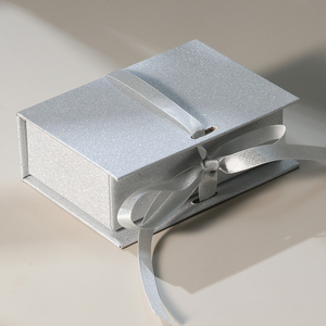 Caja de Regalo de Lujo en Forma de Libro con Papel Plateado Brillante, Cierre Magnético, Tapa Abatible y Lazo de Cinta para Joyería y Bodas - Product Image 1