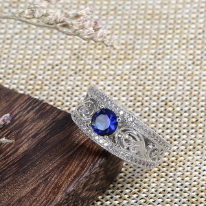 Elegante Anello Traforato con Zircone Blu per Donna, Gioiello da Cerimonia - Product Image 3