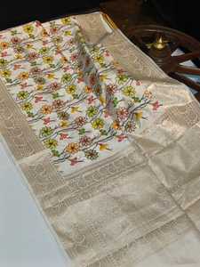 Saris de seda brocada de calidad superior hechos a medida con intrincados bordados y Choli. Ideal para bodas y fiestas - Product Image 3