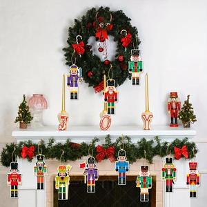 Pendentif en bois de style moderne Casse-Noisette de Noël Décoration de Noël traditionnelle - Product Image 3