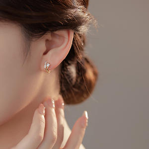 Vente en gros de boucles d'oreilles créoles en argent sterling 925 boucles d'oreilles huggies en zircon étoile Boucles d'oreilles cercles polyvalentes plaquées <span class=keywords><strong>gola</strong></span> 18 carats pour femmes - Product Image 2