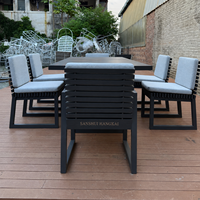 Ensemble table et chaises de salle à manger d'extérieur Hangkai en aluminium moderne, durable et écologique, avec coussins imperméables pour hôtels, villas et cours.
