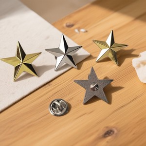 Broche de estrella metálica 3D de 3 cm al por mayor, pin esmaltado dorado y plateado con cierre de mariposa para sombrero, bolso y ropa - Product Image 4