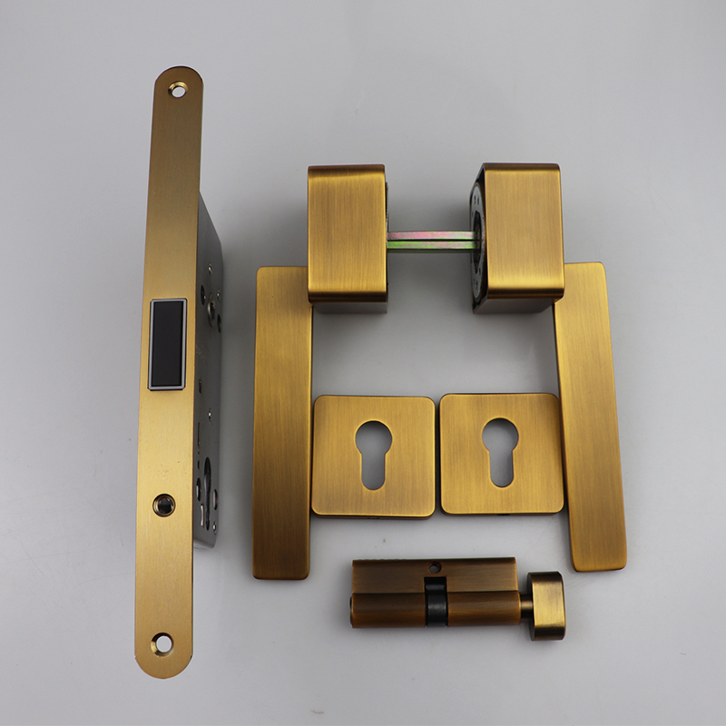 Conjunto completo de bronce amarillo.