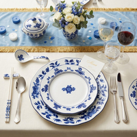 Maßgefertigtes Vintage Blau-Weißes Blumenmuster Keramik-Tellerset mit Gewelltem Rand Porzellangeschirr für Hochzeit Hotel Tischdekoration