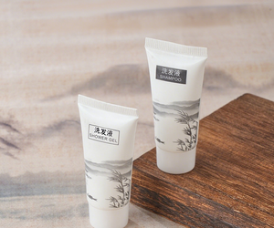 पर्यावरण के अनुकूल डिस्पोजेबल लक्जरी 3-5 स्टार होटल गेस्टरूम सुविधाओं किट चीनी स्याही-वॉश डिजाइन शैम्पू टूथब्रश अनुकूलित - Product Image 2