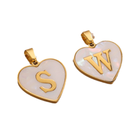 Pendentif Alphabet Coquillage Cœur |   Breloque lettre initiale incrustée de nacre |   Breloque en acier inoxydable plaqué or 18 carats PVD, résistante à l'eau