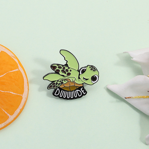 Lustige Meeres schildkröte Emaille Pin Cartoon Ozean Tier Brosche Rucksack Revers Abzeichen Schmuck Geschenk für Freunde - Product Image 2
