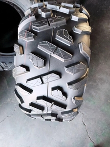 Pneus tout-terrain 25x8-<span class=keywords><strong>12</strong></span> avant et 25x10-<span class=keywords><strong>12</strong></span> arrière, design de bande de roulement directionnelle sans chambre à air, 6 PR, pour ATV et UTV - Product Image 2