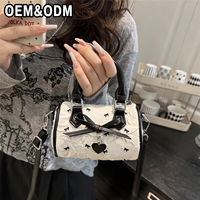 Sac Boston mini en cuir PU froissé, directement de l'usine, avec imprimé nœud et breloque cœur, bandoulière pour femme, idéal pour les tenues quotidiennes et les soirées