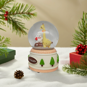 Vente en gros de boules à neige en résine style artificiel sur le thème des animaux et des modèles pour la décoration de la maison inspiré par l'anime et la musique - Product Image 1