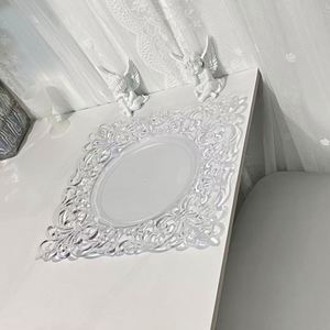 Assiette de présentation transparente en plastique cristal de luxe pour la décoration de mariages - Product Image 1