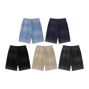 Ensemble 2 pièces streetwear pour hommes en tissu gaufré, avec t-shirt oversize et short à coutures contrastantes effet peinture pulvérisée, vente en gros - Product Image 3