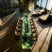 Table de réception moderne de luxe, salon d'hôtel, grand design d'intérieur commercial, comptoir de bar en résine transparente, cristal vert