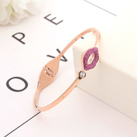 Bracelet minimaliste pour femme en acier titane et or rose, en forme de lèvres, serti de diamants, fabriqué à Dongguan