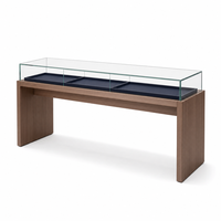 Ensemble d'agencements de présentation pour bijouterie en bois de noyer et bleu marine avec vitrine murale cintrée