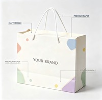 Sac cadeau en papier crème personnalisé avec imprimé géométrique coloré, poignée en corde de coton, logo de marque personnalisé pour l'emballage de vente au détail en boutique