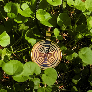 Collar de Joyería Energética Lakhovsky con Oscilador Multi-Onda MWO, Disco Polarizado de Cobre Puro Bañado en Oro - Product Image 3