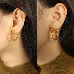 Pendientes de aro con cadena geométrica, chapados en oro de 18k, de acero titanio, para mujer, joyería de moda. - Product Image 4