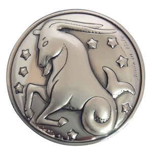 Colgante y amuleto BLAZON ZODIAC CAPRICORN de 30 mm de diámetro - Product Image 1