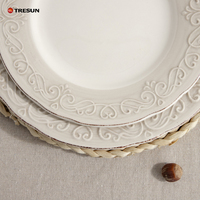 Assiette à dîner en céramique gaufrée de 9 pouces avec relief floral, faible quantité minimale de commande et remise en gros, passe au micro-ondes et au lave-vaisselle (en stock)