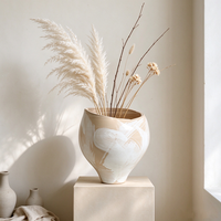 Vase en céramique peint à la main, couleur beige neutre, ouverture large, forme organique, pot décoratif en céramique pour la décoration intérieure de table.