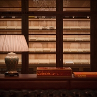 Étagère à cigares haut de gamme personnalisée en verre et bois avec éclairage LED, meuble de salon à cigares avec tiroir