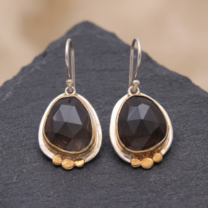 Boucles d'oreilles pendantes Akrati Jewels AJ-10320 en argent plaqué or avec grenat, style minimaliste et raffiné, bijoux fins unisexes, vente en gros - Product Image 4