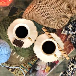 Tasses à café en porcelaine de luxe blanches avec bordure dorée, pour cappuccino, boissons spéciales, latte, café, mocha, thé, expresso, avec soucoupes - Product Image 2