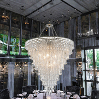 Lustre rond en acrylique perlé de luxe avec des niveaux en cascade pour la décoration de salle de banquet de mariage