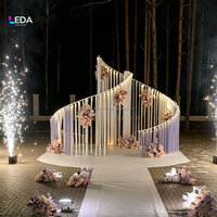 LEDA Nouvelle Arrivée Arche de Mariage Courbe avec Rideau et Fleurs pour Décoration de Fête de Mariage et Événements
