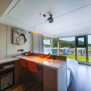 บ้านคอนเทนเนอร์ทรงสี่เหลี่ยมทันสมัย ใช้เป็นโรงแรมหรือห้องพักแบบพกพาสำหรับการพักผ่อนกลางแจ้ง - Product Image 1