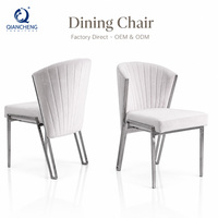 Chaise de salle à manger Art Déco en velours avec cadre en acier inoxydable doré et dossier rayé – Fabricant de mobilier pour mariages, événements et salles à manger