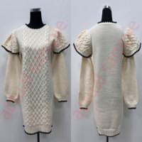 Robe pull mini en maille torsadée noire pour femme avec bordure festonnée et épaules à volants, vente en gros
