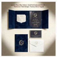 Set Undangan Pernikahan Folio Hardcover Beludru Biru Dongker Mewah yang Dipersonalisasi dengan Embos Foil Emas dan Amplop Akrilik