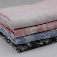 Tissu en denim délavé à motif cœur tie-dye, textile imprimé élégant pour la confection de jeans, sacs à main, sacs, bagages et textiles de maison