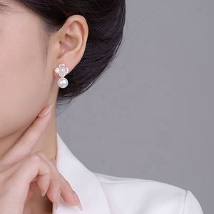 Pendientes de Botón de Cobre con Incrustaciones de Diamantes Simples, Perla de Imitación Chapada en Oro, Diseño de Nicho Elegante y Moderno de Lujo Ligero para Mujer - Product Image 5