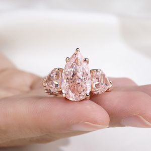 MSR-2225 เครื่องประดับเมสซี่ แหวนหมั้นสไตล์โรแมนติกสำหรับผู้หญิง ทองคำ 18K ประดับเพชรเม็ดกลมสีชมพู 3 เม็ด - Product Image 1